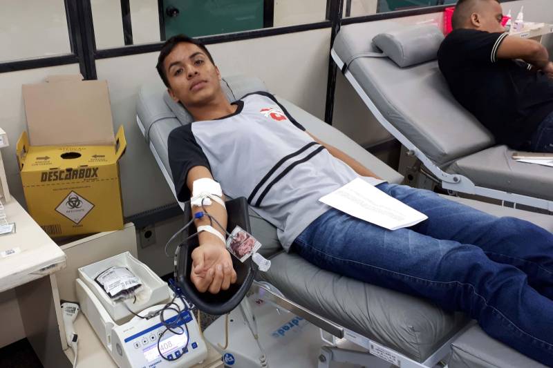 O estudante Tiago Augusto (foto), 18, aceitou o convite da professora e realizou sua primeira doação. “Me sinto muito feliz por doar sangue pela primeira vez. É um ato de cidadania e de amor ao próximo. Meu sangue vai salvar pessoas que não me conhecem. É gratificante ser um cidadão consciente dos meus atos”, relatou o jovem que prometeu, a partir de agora, doar sangue regularmente.

FOTO: ASCOM HEMOPA
DATA: 30.11.2018
BELÉM - PARÁ <div class='credito_fotos'>Foto: Ascom Hemopa   |   <a href='/midias/2018/originais/f851c9a4-0f63-4af2-a890-1328c2fda202.jpg' download><i class='fa-solid fa-download'></i> Download</a></div>