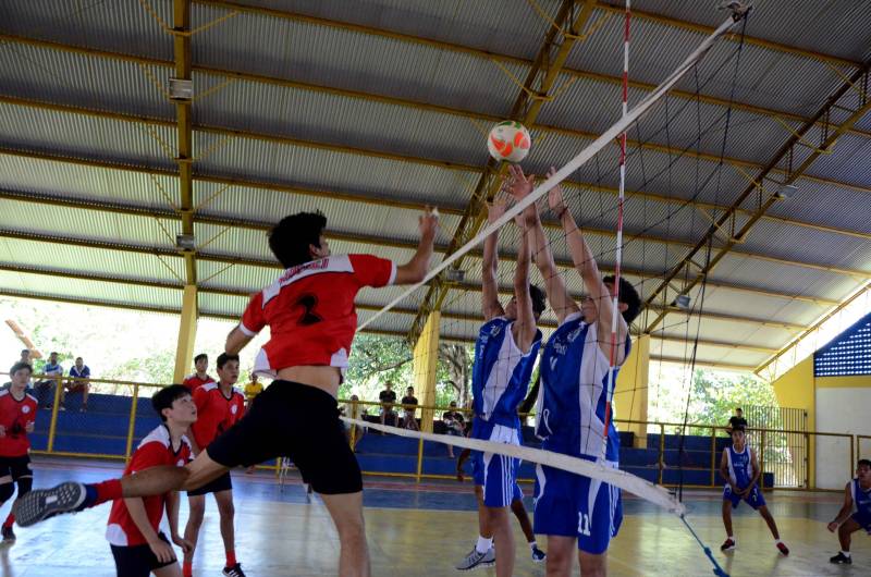 Paragominas, Mãe do Rio e Tomé-Açu são os primeiros campeões da Regional dos Jogos Estudantis Paraenses (JEPS), que ocorrem até domingo (13) em Mãe do Rio, na região nordeste do Pará. O time de Mãe do Rio no voleibol Masculino B, da Escola Marino Contti perdeu a partida final para os atletas da Escola Nikkei de Tomé-Açu (de vermelho).
FOTO: ELISEU DIAS / ASCOM SEDUC
DATA: 11.05.2018
MÃE DO RIO - PARÁ <div class='credito_fotos'>Foto: Eliseu Dias / Ascom Seduc | <a href='/midias/2018/originais/f853b116-b65c-42d3-a7ba-56ec330d910d.jpg' download><i class='fa-solid fa-download'></i> Download</a></div>