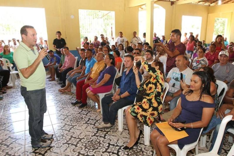As ruas do bairro Ponto Certo, no município de São Domingos do Capim, no nordeste paraense, ganharão maior mobilidade e segurança. O chão de terra vermelha dará lugar à pavimentação, por meio do programa Asfalto na Cidade, trazendo mais qualidade de vida aos seus moradores e fluidez no trânsito. A ordem de serviço que garante o início das obras foi entregue neste sábado (30), durante evento realizado no salão paroquial da comunidade do Perpétuo Socorro. A cerimônia contou com a participação de representantes do governo do Estado, parlamentares, comunidade e autoridades locais. Ao todo serão asfaltados quatro quilômetros de vias, totalizando um investimento de mais de R$ 2,1 milhões. O município é um dos 142 que já aderiram ao programa Municípios Sustentáveis, da Secretaria Extraordinária de Estado de Municípios Sustentáveis (Semsu). A iniciativa atua no fortalecimento das gestões municipais como uma das ferramentas para o desenvolvimento do Estado. A pavimentação de vias urbanas é fruto das articulações e agenda compartilhada entre o Estado e as prefeituras municipais, dentro do PMS. Na foto, o deputado estaduais Márcio Miranda (e), presidente da Assembleia Legislativa do Estado (Alepa).
FOTO: CRISTINO MARTINS / AG. PARÁ
DATA: 30.06.2018
SÃO DOMINGOS DO CAPIM - PARÁ <div class='credito_fotos'>Foto: Cristino Martins/Ag. Pará | <a href='/midias/2018/originais/f859c2a9-3044-44be-8e16-ac2e99c459f4.jpg' download><i class='fa-solid fa-download'></i> Download</a></div>