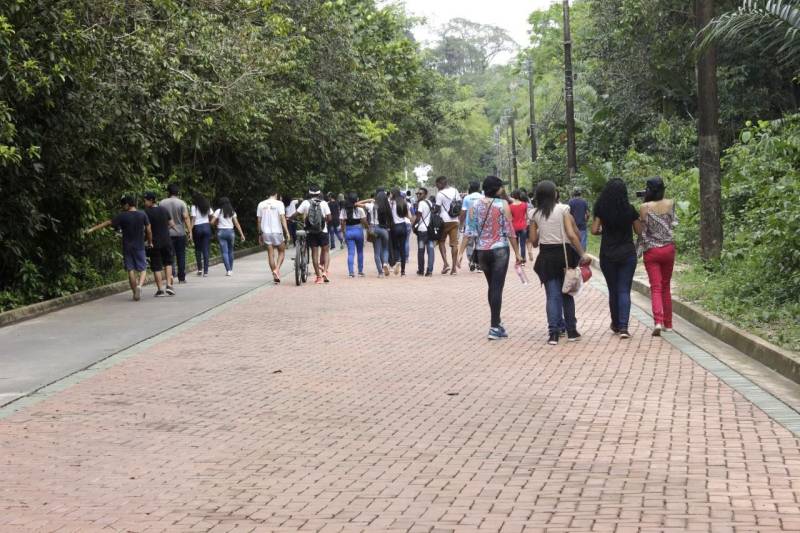 A equipe da Assessoria de Programas Sociais da Companhia de Saneamento do Pará (Cosanpa) realizou nesta terça-feira (5) uma caminhada (foto) em comemoração ao Dia Mundial do Meio Ambiente – 5 de Junho.
FOTO: ASCOM / COSANPA
DATA: 05.06.2018
BELÉM - PARÁ <div class='credito_fotos'>Foto: Ascom Cosanpa | <a href='/midias/2018/originais/f85b89ad-6b0f-4ca9-98e9-65198a4c77f1.jpg' download><i class='fa-solid fa-download'></i> Download</a></div>
