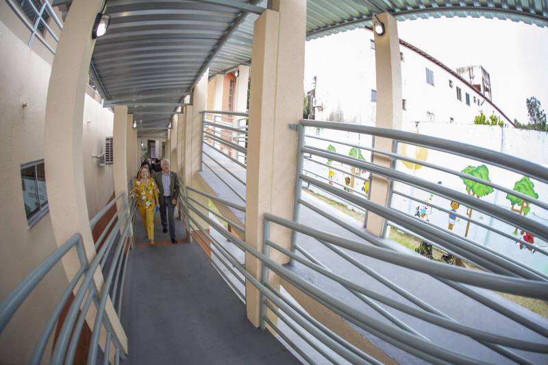 A Universidade do Estado do Pará (Uepa) entregou, na sexta-feira, 13, as novas instalações do Centro Especializado em Reabilitação (CER II), que fica localizado na Unidade de Ensino-Assistência de Fisioterapia e Terapia Ocupacional (Ueafto), no Centro de Ciências Biológicas e da Saúde (CCBS), na travessa Perebebuí, 2.623, em Belém. O novo espaço é um prédio de dois andares que conta com cinco consultórios, uma sala de integração sensorial, uma sala de fisioterapia neuro-pediatra e outra sala para terapia ocupacional neuro-pediatra.
FOTO: NAILANA THIELY / ASCOM UEPA
DATA: 13.04.2018
BELÉM - PARÁ <div class='credito_fotos'>Foto: Nailana Thiely / Ascom Uepa | <a href='/midias/2018/originais/f85f2693-e630-4664-a822-3250bac74bf6.jpg' download><i class='fa-solid fa-download'></i> Download</a></div>
