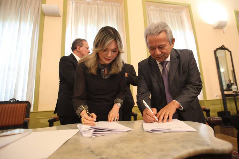 Um acordo de cooperação técnica para agilizar as ações de cobrança de títulos da dívida ativa, ajuizados ou não, foi celebrado nesta terça-feira, 26, entre o Tribunal de Justiça do Estado (TJPA), Governo do Pará, União, Prefeitura de Belém e o Instituto de Estudos de Protesto de Títulos do Brasil, seção Pará. O acordo foi firmado na sede do TJPA. O acordo de cooperação técnica foi firmado com base na Lei nº 9.492/1997, que estabelece o protesto como ato formal e solene, pelo qual se prova a inadimplência e o descumprimento de obrigação originada em títulos e outros documentos em dívida, e à inexistência de disposições legais que vedem à utilização do serviço de protesto de títulos pelas entidades da administração pública; e observa as decisões do Conselho Nacional de Justiça (CNJ), que estabelecem a validade do protesto dos títulos, denominados certidões da dívida ativa, bem como atende meta do CNJ, de desjudicialização de ações, estimulando o protesto de títulos executados ou não.
FOTO: MARCELO LELIS / AG. PARÁ
DATA: 26.06.2018
BELÉM - PARÁ <div class='credito_fotos'>Foto: Marcelo Lelis / Ag. Pará | <a href='/midias/2018/originais/f8635d52-3aed-46f7-8de8-91bc268bff33.jpg' download><i class='fa-solid fa-download'></i> Download</a></div>