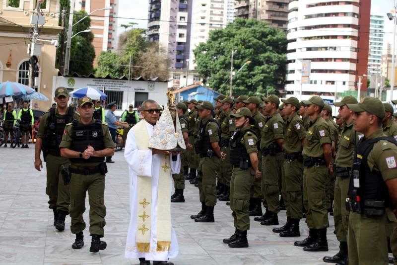 Cerca de 2 mil alunos do curso de formação de praças da Polícia Militar cumprem neste sábado (12) uma etapa importante da preparação: eles saem pela primeira vez às ruas, no estágio supervisionado, para vivenciar situações reais da carreira e, ao mesmo tempo, reforçar o policiamento ostensivo. Em Belém, cerca de 500 homens e mulheres se concentraram na Praça Santuário, em frente à Basílica de Nazaré, e saíram, em seguida, para diversos pontos da capital. A ação faz parte do pacote de medidas de combate à criminalidade e reforço da segurança pública anunciado pelo Governo do Estado.
FOTO: SIDNEY OLIVEIRA / AG. PARÁ
DATA: 12.05.2018
BELÉM - PARÁ <div class='credito_fotos'>Foto: Sidney Oliveira/Ag. Pará | <a href='/midias/2018/originais/f86d71d9-7394-4d6d-8b82-e1a0b7707bf0.jpg' download><i class='fa-solid fa-download'></i> Download</a></div>