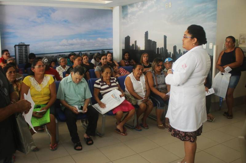 Alertar para a importância do uso de preservativos na prevenção de Infecções Sexualmente Transmissíveis (IST)/HIV. Esse é o principal objetivo da campanha "Dicas para um carnaval Seguro", promovida pelo Grupo de Trabalho de Humanização (GTH) do Hospital Jean Bitar (HJB), nos dias 8 e 9 de fevereiro, voltada para colaboradores, usuários, acompanhantes e visitantes. Os presentes tiveram a oportunidade de receber preservativos, informações e material educativo sobre o tema. De acordo com dados do Ministério da Saúde (MS), a cultura de não usar camisinha tem contribuído diretamente para o aumento do índice de casos de Aids entre jovens brasileiros. Os números são alarmantes; entre a faixa etária de 20 a 24 anos, a taxa de detecção subiu de 14,9 casos por 100 mil habitantes, em 2006, para 22,2 casos, em 2016. Na foto, a enfermeira Renata Lima, do Serviço de Controle de Infecção (SCIH).
FOTO: ASCOM HJB
DATA: 09.02.2018
BELÉM - PARÁ <div class='credito_fotos'>Foto: ASCOM HJB | <a href='/midias/2018/originais/f870c6ec-055b-4954-8169-6d3e5651a30c.jpg' download><i class='fa-solid fa-download'></i> Download</a></div>
