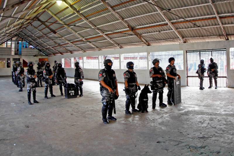 Desde o último dia 21 de dezembro a segurança nas casas penais localizadas na Região Metropolitana de Belém e em alguns municípios do interior ganhou reforço para o período das festas de fim de ano. A medida integra a Operação “Boas Festas 2015”, que reúne os órgãos do Sistema de Segurança Pública e Defesa Social do Estado do Pará.
FOTO: THIAGO GOMES / ASCOM SUSIPE
DATA: 30.12.2015
BELÉM - PARÁ <div class='credito_fotos'>Foto: Thiago Gomes /Ag. Pará | <a href='/midias/2018/originais/f875854a-0955-4969-a8e6-3635d2b55f6d.jpg' download><i class='fa-solid fa-download'></i> Download</a></div>