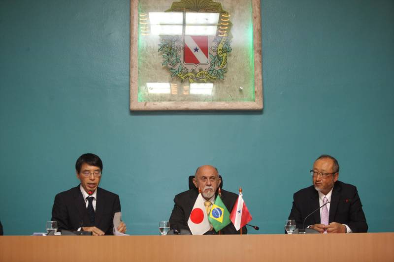 Governo do Estado, Agência de Cooperação Internacional do Japão (Jica) e Embaixada do Japão no Brasil assinaram no final da tarde desta sexta-feira a Ordem de Serviço que marca que marca o início das obras na Rodovia BR-316. As obras iniciam já na próxima segunda-feira.Com projeto arrojado, que trará grande reforma estrutural para a entrada da capital paraense, desde a rede de drenagem, até os chamados retoques finos, como paisagismo e moderna rede de iluminação pública em LED, abrange os municípios de Belém, Ananindeua e Marituba, em 10,8 km de extensão. As obras de reconstrução e requalificação incluem pistas com três faixas de rolagem nos dois sentidos, com pavimento flexível, uma faixa (em cada sentido) exclusiva para o BRT Metropolitano, duas ciclovias bidirecionais, gramado próximo à ciclovia para arborização, dois passeios para circulação de pedestres com 2,5m de largura, faixa de piso tátil e rampas de acessibilidade, de acordo com a legislação vigente, além de mobiliário urbano (bancos, lixeiras e abrigos em paradas de ônibus convencionais). Na foto (esq/dir), o embaixador do Japão no Brasil, Akira  Yamada, o governador do Estado do Pará, Simão Jatene e o representante da Agência de Cooperação Internacional do Japão (Jica) no Brasil, Sr. Akio Saito.

FOTO: SIDNEY OLIVEIRA / AG. PARÁ
DATA: 07.12.2018
BELÉM - PARÁ <div class='credito_fotos'>Foto: Sidney Oliveira/Ag. Pará   |   <a href='/midias/2018/originais/f8871eb4-2e27-4c12-ae93-2fd88541e27a.jpg' download><i class='fa-solid fa-download'></i> Download</a></div>