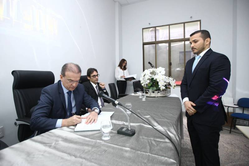O procurador-geral do Estado, Ophir Cavalcante Junior, deu posse, na tarde da última segunda-feira (26), a seis novos procuradores do Estado, aprovados no 20º concurso público da Procuradoria Geral do Estado (PGE). O evento ocorreu no auditório do prédio-sede da instituição, em Batista Campos, Belém. Foram empossados Idemar Cordeiro Peracchi, Edson dos Santos Matoso, Ducival Carvalho Pereira Júnior, Giulliane Pinheiro Corrêa de Lima, Jobson de Oliveira Pereira e Arthur Marcel Batista Gomes. A cerimônia teve a presença do procurador-geral adjunto, Henrique Nobre Reis, do corregedor-geral da PGE, Paulo de Tarso Dias Klautau Filho, do presidente da Associação dos Procuradores do Estado, Ary Lima Cavalcanti, e de diversos procuradores do Estado, familiares e amigos dos empossados.
FOTO: THIAGO GOMES / AG. PARÁ
DATA: 27.03.2018
BELÉM - PARÁ <div class='credito_fotos'>Foto: Thiago Gomes /Ag. Pará | <a href='/midias/2018/originais/f8896e5b-1ba8-4f00-bfa5-16162188e7c5.jpg' download><i class='fa-solid fa-download'></i> Download</a></div>
