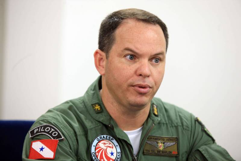 A aeronave do Grupamento Aéreo de Segurança Pública (Graesp) trouxe, nesta sexta-feira (16), para Belém, piloto e passageiros do helicóptero que precisou fazer um pouso forçado, na Ilha do Marajó. O fato ocorreu em uma área de mata entre os municípios de Curralinho e Breves, no dia 15. O resgate dos funcionários da empresa prestadora de energia elétrica no Pará e do piloto foi realizado ainda no final da tarde de ontem, quando o grupamento foi acionado pelo Salvaéreo. Na foto, o tenente coronel do Graesp, Marlon.
FOTO: RODOLFO OLIVEIRA / AG. PARÁ
DATA: 16.03.2018
BELÉM - PARÁ <div class='credito_fotos'>Foto: Rodolfo Oliveira/Ag. Pará | <a href='/midias/2018/originais/f88bbadb-e021-4edc-aa83-08b3b7eef71f.jpg' download><i class='fa-solid fa-download'></i> Download</a></div>