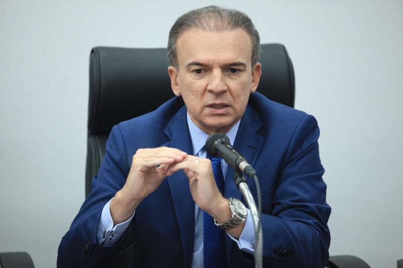 O Supremo Tribunal Federal (STF) acatou, nesta quarta-feira, 20, pedido do Governo do Estado, via Procuradoria-Geral do Estado (PGE), e suspendeu a decisão do Tribunal de Justiça do Estado do Pará (TJPA) sobre o pagamento do piso salarial aos professores. A Suspensão da liminar foi repassada à imprensa na tarde desta quarta-feira, em entrevista coletiva concedida pela secretária de Estado de Administração, Alice Viana, e pelo Procurador Geral do Estado, Ophir Cavalcante Junior (foto). O piso salarial do magistério para o exercício de 2018 foi fixado pelo Ministério da Educação (MEC) em R$ 2.455,00. No Pará, o vencimento-base (composto por duas parcelas fixas), corresponde a R$ 3.772,69, “valor 49% superior ao piso nacional”, frisa a PGE. Já a remuneração média para o magistério no Estado é de cerca de R$ 4.800,00, superior em 95% ao atual piso nacional.
FOTO: MÁCIO FERREIRA / AG. PARÁ
DATA: 20.06.2018
BELÉM - PARÁ <div class='credito_fotos'>Foto: MÁCIO FERREIRA/ AG. PARÁ | <a href='/midias/2018/originais/f8993578-a3bd-43f2-8453-c524cc8f77b2.jpg' download><i class='fa-solid fa-download'></i> Download</a></div>