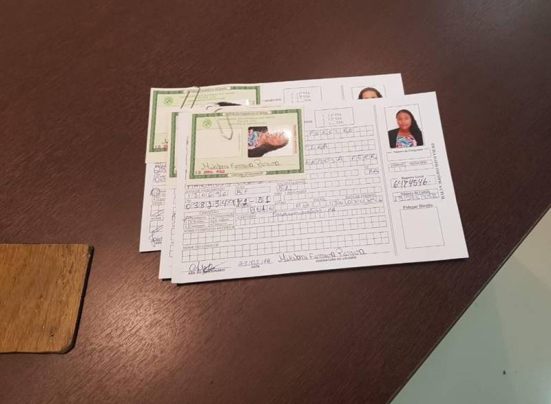 Diante da grande procura por emissão de carteira de identidade na Estação Cidadania Marabá, no sudeste paraense, a fila de espera para tirar o Registro Geral (RG) já previa atendimento até 2019. Para reduzir esse tempo de espera, a Polícia Civil do Pará começou nesta sexta-feira (23) a “Operação Polícia Cidadã”, no segundo piso do Shopping Center da sede municipal. O mutirão, que conta com 11 servidores da Secretaria de Estado de Segurança Pública e Defesa Social (Segup), prevê a emissão de 300 documentos por dia.
FOTO: KÉLIA SANTOS / ASCOM CRGSP
DATA: 23.03.2018
MARABÁ - PARÁ <div class='credito_fotos'>Foto: KÉLIA SANTOS / ASCOM CRGSP | <a href='/midias/2018/originais/f8a6a859-58fd-44ed-8831-9f31f2abd651.jpg' download><i class='fa-solid fa-download'></i> Download</a></div>