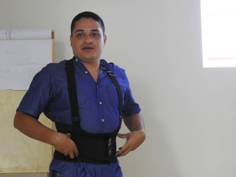 A cozinheira Darci Flausino, 48 anos, passa a maior parte do dia em pé e carregando as panelas de um lado para o outro na cozinha do Hospital Regional Público da Transamazônica (HRPT), em Altamira, no sudoeste do Pará. Os movimentos repetitivos que ela precisa fazer, diariamente, podem causar algum tipo de dor ou lesão, mas a colaboradora já sabe como evitar qualquer incômodo: preparar bem o seu corpo. Ela foi uma das participantes da palestra “Prevenção e Causa de Doenças Ortopédicas”, ministrada pelo fisioterapeuta André Carvalho (foto), na semana passada, nas dependências da unidade. Entre os tópicos abordados está a importância dos exercícios físicos para evitar qualquer tipo de desconforto ou lesão corporal.
FOTO: ASCOM / HRPT
DATA: 27.06.2018
ALTAMIRA - PARÁ <div class='credito_fotos'>Foto: ASCOM HRPT | <a href='/midias/2018/originais/f8aa87dc-53ec-4f80-a605-ceef325a62d7.jpg' download><i class='fa-solid fa-download'></i> Download</a></div>