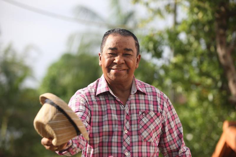 Símbolo de alegria, Aurino Pinduca Firmino Gonçalves, o famoso "Pinduca, o Rei do carimbó" (foto) perdeu o sorriso e a paz em uma noite do ano de 2017. O telefone de sua casa e o celular tocavam incessantemente. Eram familiares, amigos e fãs atrás de notícias sobre o músico de 80 anos. Poucos minutos antes, alguém veiculou na internet que um avião transportando o músico havia caído e ele estava morto. "Já haviam me matado várias vezes, mas naquela época, a internet não tinha toda essa força. Quando vi a repercussão do boato, decidi gravar um vídeo informando a todos que estava vivinho da silva" disse o cantor.

FOTO: MARCELO LELIS / AG. PARÁ
DATA: 09.05.2018
BELÉM - PARÁ <div class='credito_fotos'>Foto: Marcelo Lelis / Ag. Pará   |   <a href='/midias/2018/originais/f8abfa72-29c9-4a45-87b1-27bffd1bbcfb.jpg' download><i class='fa-solid fa-download'></i> Download</a></div>