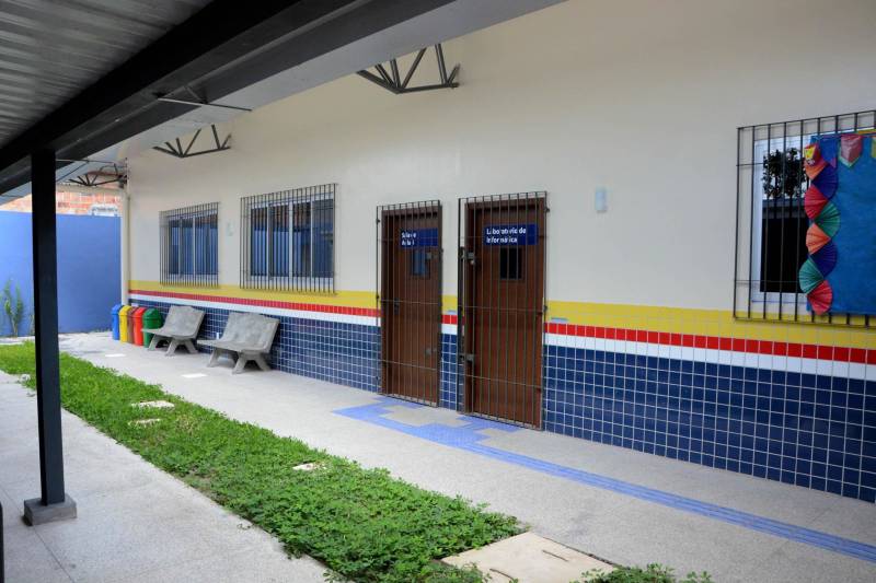 A nova escola é a sexta que o governo entrega desde março. Na próxima quinta-feira, 28, será inaugurada a Escola de Ensino Fundamental Gregório de Almeida Brito; localizada no Paar (Ananindeua).
FOTO: FERNANDO NOBRE / ASCOM SEDUC
DATA: 23.06.2018
ANANINDEUA - PARÁ <div class='credito_fotos'>Foto: FERNANDO NOBRE/ASCOM SEDUC | <a href='/midias/2018/originais/f8b0aa94-90b5-4929-a1b7-be390572c5fb.jpg' download><i class='fa-solid fa-download'></i> Download</a></div>