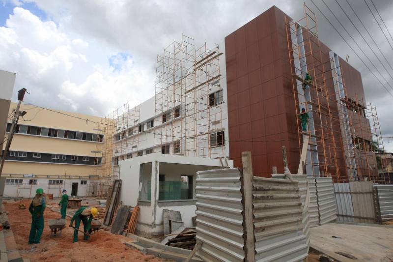 Em Capanema, está sendo construído o Hospital Regional dos Caetés (foto). É mais uma unidade de saúde estratégica na cobertura de alta e média complexidade; atenderá a população de 17 municípios da Região Nordeste
FOTO: SIDNEY OLIVEIRA / AG. PARÁ
DATA: 18.10.2018
CASTANHAL - PARÁ <div class='credito_fotos'>Foto: Sidney Oliveira/Ag. Pará | <a href='/midias/2018/originais/f8b0ef98-8eb0-43cc-8165-db018e0b9487.jpg' download><i class='fa-solid fa-download'></i> Download</a></div>