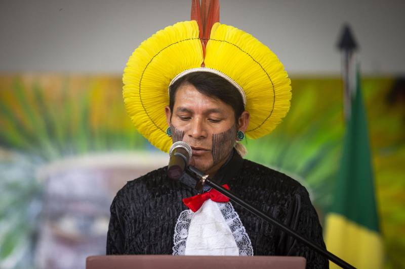 Cerimônia de outorga de grau aos 15 indígenas integrantes da primeira turma do povo Kayapo do curso de licenciatura intercultural indígena da Uepa, na manhã desta quinta-feira, 06, em São Félix do Xingu.

Na foto, Bepja Kayapo, orador da turma.

FOTO: NAILANA THIELY / ASCOM UEPA
DATA: 06.11.2018
SÃO FÉLIX DO XINGU - PARÁ <div class='credito_fotos'>Foto: Nailana Thiely / Ascom Uepa   |   <a href='/midias/2018/originais/f8b11de4-4ec0-4c94-b8a2-15311b6b4482.jpg' download><i class='fa-solid fa-download'></i> Download</a></div>
