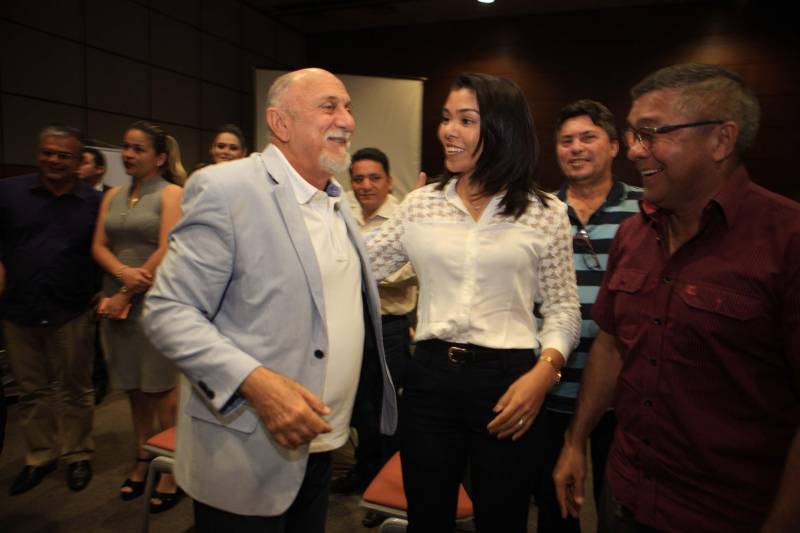 Com a entrega de mais 359 veículos, somente esta semana, o Governo do Pará reforçou a atuação da área de segurança pública em todo o Estado. Todos os veículos auxiliarão no combate a criminalidade e a manutenção da segurança em todo o território paraense. Boa parte desses veículos foi destinada diretamente para as guardas municipais, numa ação integrada com as Prefeituras, por meio da Secretaria de Segurança Pública e Defesa Social (Segup) com articulação da Secretaria de Municípios Sustentáveis, que define em conjunto com os municípios, a agenda de prioridades. A última etapa da entrega ocorreu nesta quinta-feira (5), no Hangar – Centro de Convenções da Amazônia.
FOTO: RODOLFO OLIVEIRA / AG. PARÁ
DATA: 05.07.2018
BELÉM - PARÁ <div class='credito_fotos'>Foto: Rodolfo Oliveira/Ag. Pará | <a href='/midias/2018/originais/f8c24912-974d-4b66-a141-1f4ad7a4382b.jpg' download><i class='fa-solid fa-download'></i> Download</a></div>