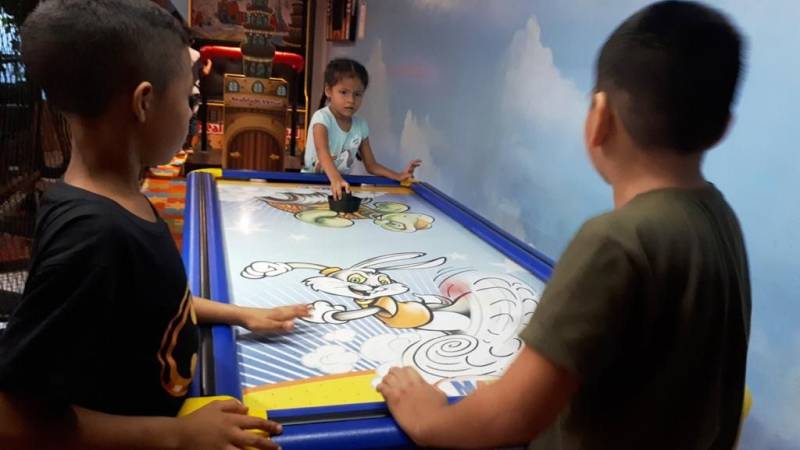 Cerca de 60 crianças (foto) com doenças hematológicas e que fazem acompanhamento na Fundação Centro de Hemoterapia e Hematologia do Pará (Hemopa) tiveram uma quinta-feira especial. Com direito a muitas brincadeiras, animação, Papai Noel e presentes, elas participaram de uma Festa de Natal em um parque infantil. A ação é resultado do trabalho de humanização da Fundação e tudo, do espaço aos presentes, foi fruto do voluntariado.

FOTO: ASCOM / HEMOPA
DATA: 20.12.2018
BELÉM - PARÁ <div class='credito_fotos'>Foto: Ascom Hemopa   |   <a href='/midias/2018/originais/f8c3558f-cfa8-4da2-94d9-ae8b99383324.jpg' download><i class='fa-solid fa-download'></i> Download</a></div>