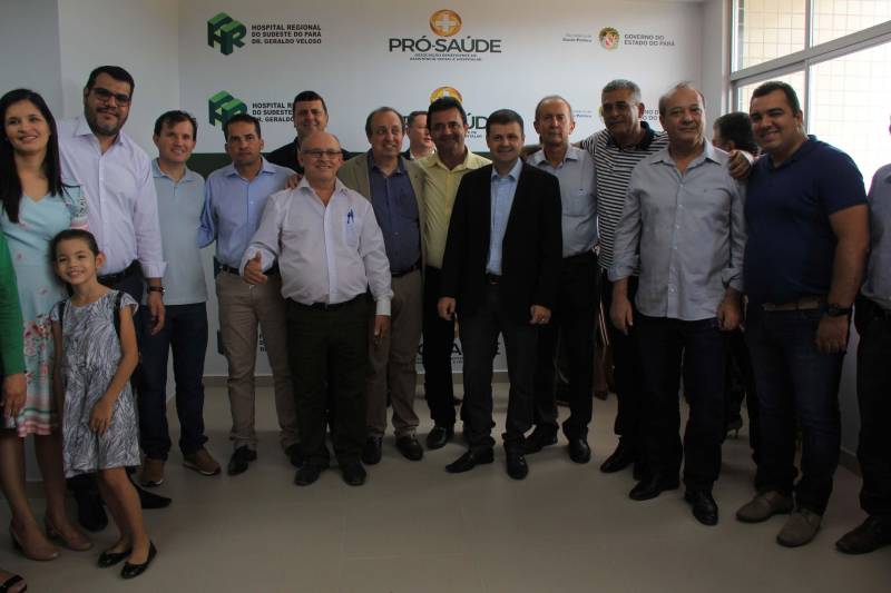 Hospital Regional de Marabá amplia serviço para atender pacientes com insuficiência renal Neste sábado, 8/12, o serviço de hemodiálise foi ampliado no sudeste do Pará, com a entrega do primeiro bloco do projeto de reforma e ampliação do Hospital Regional do Sudeste do Pará - Dr. Geraldo Veloso (HRSP), em Marabá (PA). Com mais de 900 metros quadrados construídos, três andares e mais de R$ 5 milhões investidos em sua construção e aquisição de equipamentos, o prédio abrigará além de 20 máquinas de hemodiálise, a área administrativa e o Centro de Ensino e Pesquisa, o que amplia a vocação da Unidade que passa a ser um centro formador de profissionais da saúde na região. A cerimônia de entrega reuniu autoridades como o secretário de Estado de Saúde Pública do Pará, Vitor Mateus, o prefeito de Marabá, Sebastião Miranda Filho, o presidente da Câmara Municipal de Marabá, Pedro Corrêa, o diretor Operacional da Pró-Saúde Associação Beneficente de Assistência Social e Hospitalar no Pará, Rogério Kuntz, e o diretor Hospitalar da Unidade, Valdemir Girato, além de representantes dos 22 municípios de abrangência do Hospital. 

FOTO: RODOLFO OLIVEIRA / AG. PARÁ
DATA: 08.12.2018
MARABÁ - PARÁ <div class='credito_fotos'>Foto: Rodolfo Oliveira/Ag. Pará   |   <a href='/midias/2018/originais/f8c473b9-abf7-400b-bfaa-327a2548bbc6.jpg' download><i class='fa-solid fa-download'></i> Download</a></div>