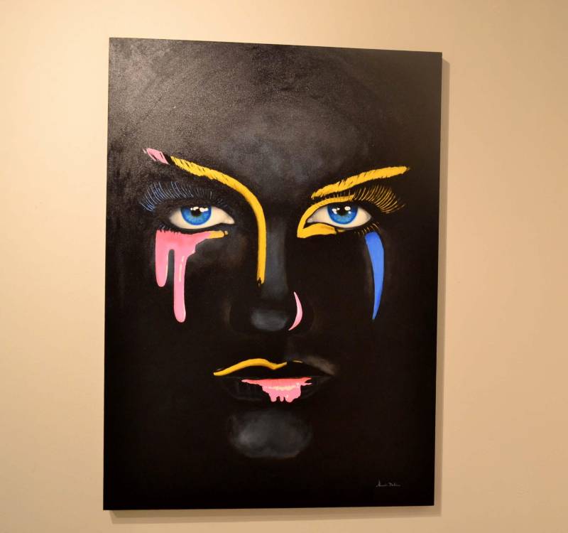O arquiteto e artista visual Alexandre Dantas abre, hoje, 3, às 19h30, a exposição “Face a Face” (foto) com 20 telas de pintura, algumas em grandes dimensões na Galeria Theodoro Braga da Fundação Cultural do Pará (FCP). Com o trabalho, o artista faz um convite ao diálogo entre arte e espectador. “Pelas obras procurei expor meu consciente e o subconsciente, provocando o observador a desvendar meus pensamentos e reflexões sobre as pessoas e seus momentos, através de expressões ou intervenções nos rostos de anônimos”, pontua Alexandre Dantas. A exposição marca 10 anos da produção do artista, sendo 5 dedicados profissionalmente à pintura. A mostra foi contemplada no Prêmio Seiva no Edital Pauta Livre de 2018.
FOTO: ASCOM / FCP
DATA: 03.07.2018
BELÉM - PARÁ <div class='credito_fotos'>Foto: ASCOM FCP | <a href='/midias/2018/originais/f8c75870-4501-4a97-ab04-c95ab01f571b.jpg' download><i class='fa-solid fa-download'></i> Download</a></div>