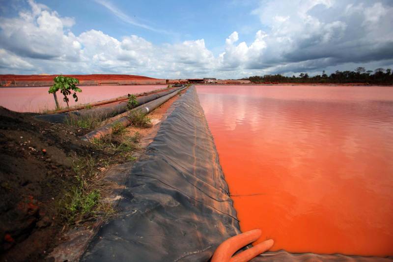 Iniciou neste sábado, 24, o prazo que o Governo do Estado deu para que a empresa de alumínio Hydro Alunorte adote procedimentos e mecanismos seguros ambientalmente, a fim de que as bacias de resíduos da empresa baixem os níveis em pelo menos um metro – o que é definido tecnicamente como padrão de segurança com comprovação permanente da redução e manutenção dos níveis. Uma equipe de fiscalização da Secretaria de Estado de Meio Ambiente e Sustentabilidade (Semas) está no município para fazer o monitoramento dos níveis das bacias do sistema de tratamento dos rejeitos da Bauxita. "Vamos montar equipes para, de duas em duas horas, avaliar o nível das bacias. Em caso de chuva o monitoramento será feito de uma em uma hora", explicou Rejiane Santos, geóloga da Diretoria de Licenciamento Ambiental da Semas.
FOTO: IGOR BRANDÃO / AG PARÁ
DATA: 24.02.2018
BELÉM - PARÁ <div class='credito_fotos'>Foto: IGOR BRANDÃO / AG. PARÁ | <a href='/midias/2018/originais/f8ca462c-8720-41d6-bc2c-8d09db32248a.jpg' download><i class='fa-solid fa-download'></i> Download</a></div>