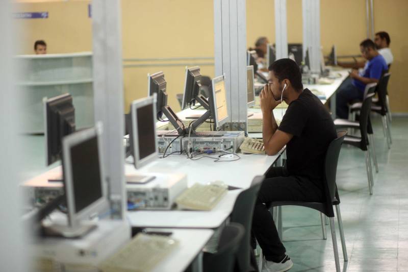 Ao entrar na Biblioteca Arthur Viana, localizada no Centro Cultural e Turístico Tancredo Neves (Centur), é possível visualizar e sentir as diferenças logo ao chegar. O espaço, que desde 2015 passava por reformas, está completamente pronto para sua reinauguração, que deve acontecer já na próxima semana. Iluminação adequada, climatização renovada, mudança de estantes e outros móveis que contribuíram para a ampliação do espaço, além de um verdadeiro upgrade em diversos espaços de convivência, serviços e estudos, trouxeram novos ares a centenária biblioteca.
FOTO: THIAGO GOMES / AG. PARÁ
DATA: 27.04.2018
BELÉM - PARÁ <div class='credito_fotos'>Foto: Thiago Gomes /Ag. Pará | <a href='/midias/2018/originais/f8cc0571-23b2-4bfc-825a-7d6ca577c695.jpg' download><i class='fa-solid fa-download'></i> Download</a></div>