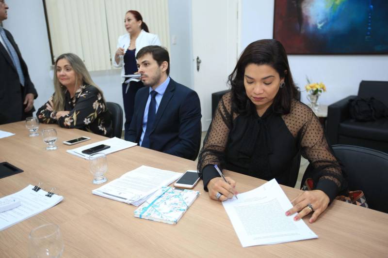 Foi instalado, nesta quarta-feira, 28, durante reunião na sede da Procuradoria-Geral do Estado (PGE/PA), em Belém, o Comitê Interinstitucional de Recuperação de Ativos do Estado do Pará (Cira/PA). O Decreto nº 1.954, que instituiu o grupo de trabalho, foi publicado no Diário Oficial do Estado no dia 5 de janeiro de 2018. Com a atuação do Comitê, o Governo do Estado pretende recuperar bens e direitos obtidos ilegalmente, por meio de ações judiciais e administrativas, além daquelas que visem acautelar o patrimônio público, apurar e reprimir os crimes contra a ordem tributária e a lavagem de dinheiro, com enfoque especial na recuperação de ativos, promovendo ações que resultem na responsabilização administrativa, civil e criminal dos envolvidos. Na foto, a delegada da Polícia Civil, Daniela de Souza dos Santos de Oliveira (d).
FOTO: MÁCIO FERREIRA / AG. PARÁ
DATA: 28.02.2018
BELÉM - PARÁ <div class='credito_fotos'>Foto: MÁCIO FERREIRA/ AG. PARÁ | <a href='/midias/2018/originais/f8cea88e-8c6e-4368-88fe-de8deab9a311.jpg' download><i class='fa-solid fa-download'></i> Download</a></div>