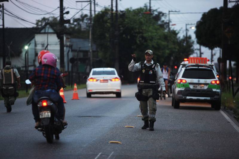 A Secretaria de Estado de Segurança Pública e Defesa Social (Segup) garantiu, em parceria com o Exército Brasileiro, por meio do Comando Militar do Norte, e amparada pelo Decreto número 9.382, de 25 de maio de 2018, o reforço na segurança durante o traslado dos caminhões com combustíveis que saíram do Porto de Miramar para o município de Santa Maria do Pará.
FOTO: THIAGO GOMES / AG. PARÁ
DATA: 29.05.2018
MARITUBA - PARÁ <div class='credito_fotos'>Foto: Thiago Gomes /Ag. Pará | <a href='/midias/2018/originais/f8d86b85-721a-4ea7-9914-3253476d3f78.jpg' download><i class='fa-solid fa-download'></i> Download</a></div>