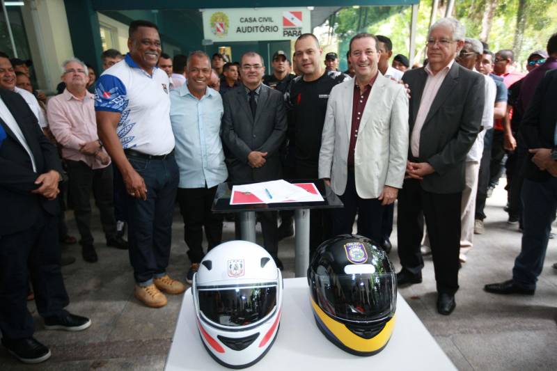 Polícia Militar, Guarda Municipal e Secretarias Municipais de Segurança Pública de 17 cidades do interior paraense receberam motos para ampliar o policiamento ostensivo e para atender ocorrências em suas sedes. Os veículos adquiridos pelo Governo do Estado são provenientes de emenda parlamentar de três deputados da Assembleia Legislativa do Pará (ALEPA), e entregues (foto) nesta segunda-feira (28) durante cerimônia na sede da Casa Civil, em Belém. Ao todo foram entregues 44 motos do modelo Honda XRE 300 CC, todas com kit sinalizador acústico e visual, rastreador, dois capacetes e queixeiras. Prefeitos, secretários de segurança, representantes das polícias, guardas municipais e deputados estiveram presentes na solenidade e ressaltaram a importância de ampliar a frota de veículos para dar apoio a segurança dos municípios.
FOTO: MÁCIO FERREIRA / AG. PARÁ
DATA: 28.05.2018
BELÉM - PARÁ <div class='credito_fotos'>Foto: MÁCIO FERREIRA/ AG. PARÁ | <a href='/midias/2018/originais/f8e06dc9-c44f-46d5-89e5-54a84a236a31.jpg' download><i class='fa-solid fa-download'></i> Download</a></div>