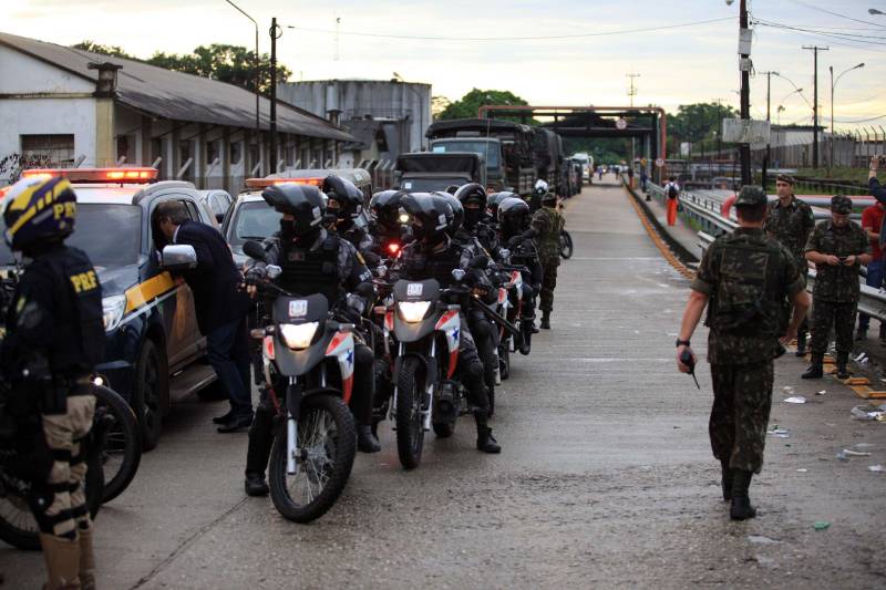 A Secretaria de Estado de Segurança Pública e Defesa Social (Segup) garantiu, em parceria com o Exército Brasileiro, por meio do Comando Militar do Norte, e amparada pelo Decreto número 9.382, de 25 de maio de 2018, o reforço na segurança durante o traslado dos caminhões com combustíveis que saíram do Porto de Miramar para o município de Santa Maria do Pará.
FOTO: THIAGO GOMES / AG. PARÁ
DATA: 29.05.2018
MARITUBA - PARÁ <div class='credito_fotos'>Foto: Thiago Gomes /Ag. Pará | <a href='/midias/2018/originais/f8e85112-4ede-4286-9752-fbfbcfab84bd.jpg' download><i class='fa-solid fa-download'></i> Download</a></div>
