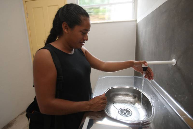 A tarde desta quarta-feira (02), foi de alegria para vinte famílias do Projeto Taboquinha, em Icoaraci, que ganharam uma nova habitação, com sala, cozinha, banheiro, dois quartos e área externa. Elas receberam as chaves de seus apartamentos das mãos da presidente da COHAB, Lene Farinha, de diretores da Companhia de Habitação e do deputado federal Arnaldo Jordy. Segundo a presidente da COHAB, Lene Farinha, o projeto Taboquinha "sempre foi dinâmico e já conseguimos avançar muito aqui. Falta entregar cerca de quarenta e quatro unidades habitacionais e fazer a revitalização dos canais, para assim concluirmos as obras", declarou. Ela solicitou que os novos moradores zelem pelas unidades e conservem as áreas livres. Ela também anunciou que está sendo preparada uma área ao lado da ponte do Cruzeiro destinada a um projeto voltado exclusivamente para os pescadores. Na foto, Dineuza dos Santos Pantoja (vestido preto).
FOTO: CARLOS SODRÉ / AG. PARÁ
DATA: 02.05.2018
BELÉM - PARÁ <div class='credito_fotos'>Foto: Carlos Sodré/Agência Pará | <a href='/midias/2018/originais/f8f8b9da-bb11-401d-bda7-1f9c87692013.jpg' download><i class='fa-solid fa-download'></i> Download</a></div>