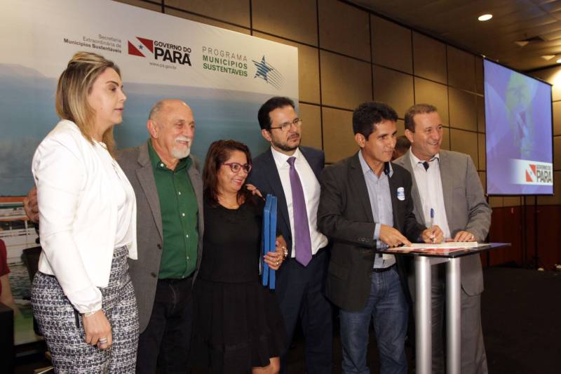 O primeiro dia do Fórum Permanente de Prefeitas e Prefeitos dos Municípios Sustentáveis contou com a participação de 85 prefeitos , 17 vices e 21 secretários municipais dos 141 municípios manifestaram interesse em adotar as diretrizes do programa. Para o governador Simão Jatene, esta grande participação simboliza a união de agentes públicos que colocaram os interesses coletivos acima dos interesses individuais para construir um estado melhor para todos. Com o tema “Gestão Compartilhada”, o evento traz as experiências e os desdobramentos das agendas governamentais que foram planejadas em parceria com as gestões municipais. Através da Secretaria Extraordinária de Municípios Sustentáveis (Semsu) Governo do Pará, por meio da Semsu, investe na capacitação dos municípios para a promoção de uma gestão fiscal eficiente. Para Izabela Jatene, este primeiro dia serviu para sinalizar o quanto os gestores estão preocupados com o equilíbrio da questão fiscal dos municípios e em desenvolver uma governança compartilhada para desenvolver seus municípios.
FOTO: CRISTINO MARTINS / AG. PARÁ
DATA: 07.02.2018
BELÉM - PARÁ <div class='credito_fotos'>Foto: Cristino Martins/Ag. Pará | <a href='/midias/2018/originais/f8f9cbb8-3cf3-4a84-a47f-e31c4cb4946e.jpg' download><i class='fa-solid fa-download'></i> Download</a></div>