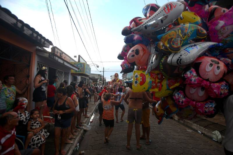 O professor Júlio Leal Gomes é natural de Vigia de Nazaré, no nordeste paraense, terra conhecida pela hospitalidade, principalmente em época festiva. Mantendo a tradição, no Carnaval Júlio e seus irmãos abrem a casa da família para amigos e outros parentes. Neste ano, o imóvel de quatro cômodos abrigou mais de 50 pessoas. Vigia tem um dos maiores e mais tradicionais carnavais do Pará. Nesta época do ano, a população do município, de 51.173 habitantes (Censo/IBGE), triplica com a chegada de brincantes oriundos de todo o Brasil, e os vigienses – igual coração de mãe - acolhem essa multidão. A estimativa é a cidade receber mais de 300 mil pessoas neste Carnaval.
FOTO: IGOR BRANDÃO / AG PARÁ
DATA: 13.02.2018
VIGIA - PARÁ <div class='credito_fotos'>Foto: IGOR BRANDÃO / AG. PARÁ | <a href='/midias/2018/originais/f8fc8e23-9013-43a2-b24d-516b45f7b2ee.jpg' download><i class='fa-solid fa-download'></i> Download</a></div>