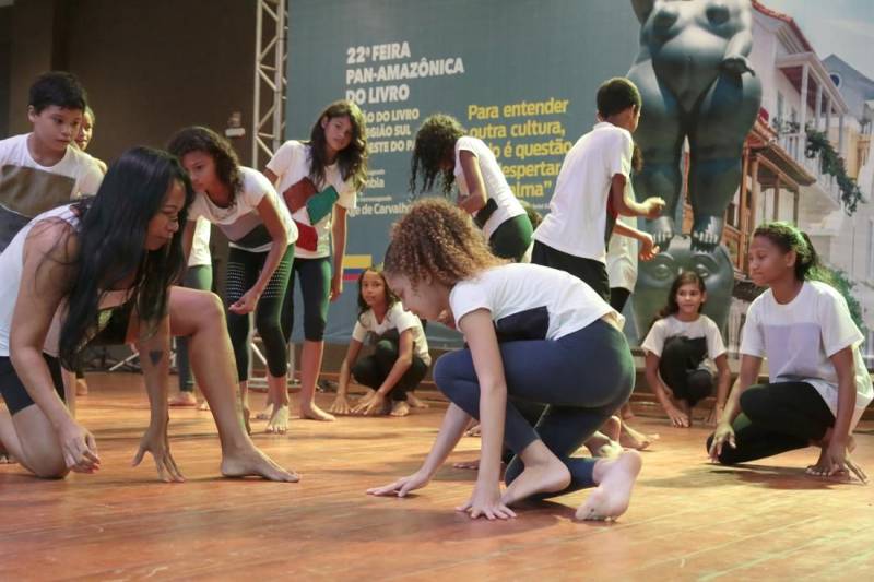 O público do I Salão do Livro do Sul e Sudeste do Pará (foto), que segue até o próximo dia 6, no Carajás Centro de Convenções, tem superado as expectativas, segundo a Associação Nacional de Livrarias. O número de visitantes vem crescendo, especialmente pela presença constante de estudantes. No quarto dia, alunos das redes municipal e estadual de ensino deram início à programação na Arena das Artes com apresentações culturais. A Escola Estadual Heloisa de Castro, localizada no núcleo Cidade Nova, em Marabá, mostrou um espetáculo sobre as Danças Circulares, projeto desenvolvido pela professora Rosilene Barros. “Eu conheci e me apaixonei pela dança circular porque as pessoas se seguram umas nas outras. Na dança não existem diferenças sociais: não existe preto, branco, lavrador, índio, pobre, negro, sexualidade, isso me chamou muita atenção. Então, fiz uma mistura, a apresentação é uma aula de valores, trago isso para os alunos, instigo eles a serem críticos”, disse.
FOTO: ELZA LIMA
DATA: 30.04.2018
MARABÁ - PARÁ <div class='credito_fotos'>Foto: ELZA LIMA | <a href='/midias/2018/originais/f904ef88-92b8-42ce-b7aa-37a79b8e0122.jpg' download><i class='fa-solid fa-download'></i> Download</a></div>