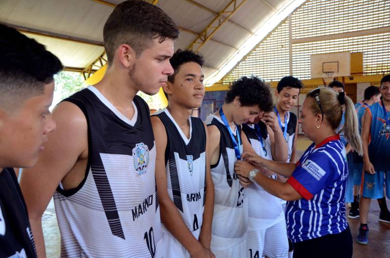 Paragominas, Mãe do Rio e Tomé-Açu são os primeiros campeões da Regional dos Jogos Estudantis Paraenses (JEPS), que ocorrem até domingo (13) em Mãe do Rio, na região nordeste do Pará. No Handebol Categoria B os vencedores foram os atletas de Mãe de Rio da Escola Estadual Marino Contti (foto), com um placar de 19 a 21 contra o time de Ipixuna do Pará da Escola Estadual Irmã Agnes Vincquier.
FOTO: ELISEU DIAS / ASCOM SEDUC
DATA: 11.05.2018
MÃE DO RIO - PARÁ <div class='credito_fotos'>Foto: Eliseu Dias / Ascom Seduc | <a href='/midias/2018/originais/f9096c86-1cbf-4938-9b96-7c406419a41a.jpg' download><i class='fa-solid fa-download'></i> Download</a></div>