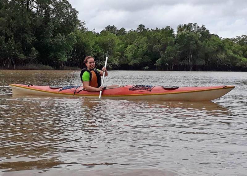 Com uma localização privilegiada, às margens da Baia do Guajará, o Centro Integrado de Inclusão e Reabilitação (CIIR) disponibilizará a partir de janeiro de 2019, a modalidade de canoagem e stand-up paddle (foto), como ação inovadora e inclusiva na reabilitação de Pessoas com Deficiência (PcD). A ação faz parte do projeto social do CIIR. “Meninos do Rio”, inspirado em projetos que já realizam atividades terapêuticas e de inclusão na água, entre eles o  “Separará Caiaque & Sup”, coordenado por  Pedro Paulo Sousa, na cidade de Benevídes (distante 33Km de Belém). O Stand Up  Paddle ou SUP é uma modalidade onde originalmente se praticava o remo em  prancha em pé e com remo de pá larga para se locomoverem, hoje se utiliza a prancha de outras maneiras – sentado ou deitado, e, a canoagem em caiaque ou canoa havaiana, são esportes que podem ser praticados individualmente ou de forma coletiva. Os usuários envolvidos no projeto do CIIR serão selecionados pela equipe multiprofissional do CIIR, que indicará a necessidade da atividade, assim como também avaliará a disponibilidade para participar dessas modalidades esportivas.

FOTO: ASCOM / INDSH
DATA: 07.12.2018
BELÉM - PARÁ <div class='credito_fotos'>Foto: ASCOM / INDSH   |   <a href='/midias/2018/originais/f90c9dfd-3f28-476d-aef9-ba1428bd5cdf.jpg' download><i class='fa-solid fa-download'></i> Download</a></div>
