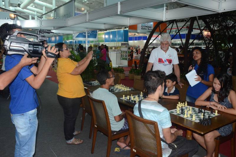 A XXII Feira Pan-Amazônica do Livro, a ser aberta neste sábado (2), no Hangar, em Belém, será um momento histórico para a educação pública na região nordeste do Estado. Professores e alunos que participam do Projeto Aluno Repórter (foto) – A Imprensa na Escola Rádio e TV, sediado em Bragança, comemorarão, na Feira, os dez anos de funcionamento dessa iniciativa pedagógica que une a comunicação à educação. Esta também será a décima participação do Aluno Repórter na Feira do Livro.
FOTO: ASCOM / SEDUC
DATA: 02.06.2018
BELÉM - PARÁ <div class='credito_fotos'>Foto: ASCOM SEDUC | <a href='/midias/2018/originais/f9181c48-25f7-4395-a6ff-d13d92ec5d16.jpg' download><i class='fa-solid fa-download'></i> Download</a></div>