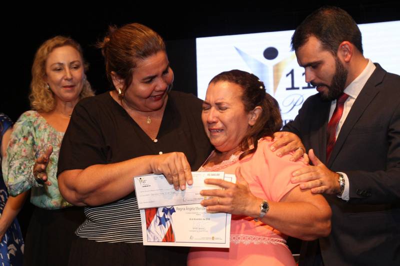 A servidora pública estadual Terezinha Medeiros, 61 anos, que trabalha há 33 na Fundação Santa Casa de Misericórdia do Pará foi a sorteada entre 53 servidores para receber o Prêmio de Servidor Nota 10 de 2018. Ela representa os 107 mil servidores que fazem parte do quadro do Governo do Pará. A premiação aconteceu durante cerimônia realizada na noite desta terça-feira (6), no Teatro Margarida Schivasappa (Centur). Esta foi a 11ª edição do Prêmio Servidor Nota 10.
FOTO: CARLOS SODRÉ / AG. PARÁ
DATA: 06.11.2018
BELÉM - PARÁ <div class='credito_fotos'>Foto: CARLOS SODRÉ / AG. PARÁ | <a href='/midias/2018/originais/f918fc20-b8b8-419a-b021-c06b57833f69.jpg' download><i class='fa-solid fa-download'></i> Download</a></div>