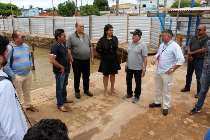 O presidente da Companhia de Portos e Hidrovias do Pará (CPH), Alexandre Von, vistoriou na tarde desta quarta-feira (21), a obra do terminal hidroviário do município de Almeirim, na região oeste do estado. A nova estrutura portuária vai organizar o transporte de cargas e passageiros e contribuir para dinamizar a economia do município de 33.195 habitantes.
FOTO: SAMUEL ALVARENGA / SECOM
DATA: 21.02.2018
ALMEIRIM - PARÁ <div class='credito_fotos'>Foto: Samuel Alvarenga / Secom | <a href='/midias/2018/originais/f91eb273-48b4-43ff-ad9b-c38664278a46.jpg' download><i class='fa-solid fa-download'></i> Download</a></div>