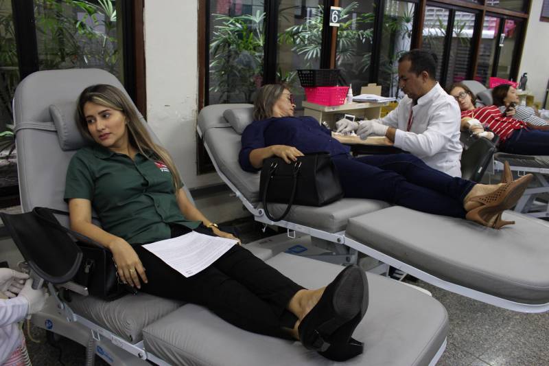 Uma campanha para doação de sangue e medula desenvolvida na Secretaria de Meio Ambiente e Sustentabilidade (Semas) incentivou 15 servidores (foto) de duas diretorias da Semas a participarem deste momento de solidariedade humana, nesta quarta-feira (12). O órgão ambiental disponibilizou um micro-ônibus para realizar essa atividade dentro da programação do Dezembro Vermelho, mês dedicado à prevenção da Aids, Síndrome da Imunodeficiência Adquirida, doença crônica causada pelo HIV, Vírus da Imunodeficiência Humana, que pode ser transmitido pelo contato sanguíneo. A ação permanece até sábado (15), quando outras diretorias vão participar desse gesto de amor ao próximo. Os servidores também podem levar parentes e amigos para a doação. A gerente de Treinamento, Desenvolvimento e Avaliação, da Semas, Neumara Carneiro, considera esse momento natalino oportuno para incentivar a doação de sangue. “A solidariedade humana é muito presente na época do Natal e procuramos estimular essa disposição natural para a prática da doação”, avalia.

FOTO: ASCOM / SEMAS
DATA: 12.12.2018
BELÉM - PARÁ <div class='credito_fotos'>Foto: ASCOM SEMAS   |   <a href='/midias/2018/originais/f925e3b4-18a2-4099-b33a-afdf29a55e5f.jpg' download><i class='fa-solid fa-download'></i> Download</a></div>