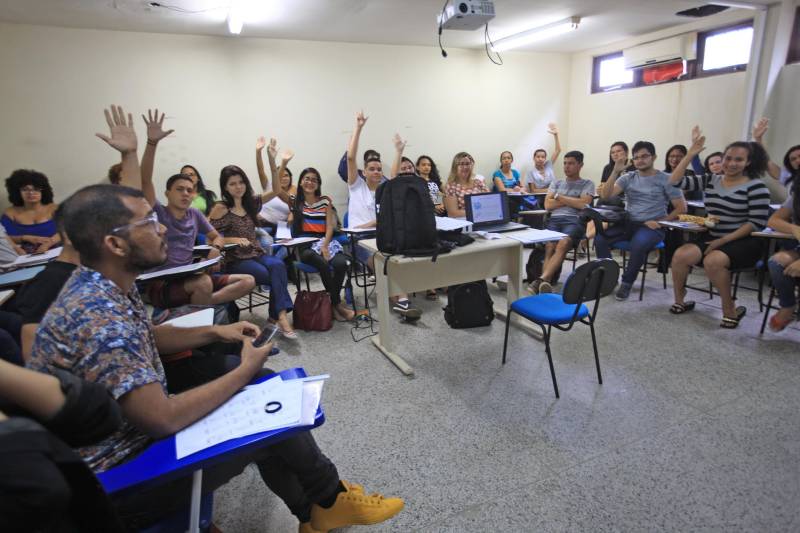Incluir pessoas com algum tipo de deficiência no cotidiano das cidades tem sido um desafio para todos os governos. No Pará não é diferente. Mas o governo do Estado tem atuado nas várias áreas e, mais especificamente, no que se refere a inclusão de pessoas surdas, por meio da formação de profissionais capacitados para atuar junto a esse público. Uma das primeiras medidas tomadas foi a mudança no curso de Letras/Libras ofertado pela Universidade do Estado do Pará (Uepa). A graduação até o ano de 2008 era apenas na modalidade à distância. A partir de 2012, passou a ser presencial, com oferta do curso no vestibular da instituição com 40 vagas.
FOTO: RODOLFO OLIVEIRA / AG. PARÁ
DATA: 02.04.2018
BELÉM - PARÁ <div class='credito_fotos'>Foto: Rodolfo Oliveira/Ag. Pará | <a href='/midias/2018/originais/f928a7d2-8889-40ac-a30f-5cb704b1fb59.jpg' download><i class='fa-solid fa-download'></i> Download</a></div>