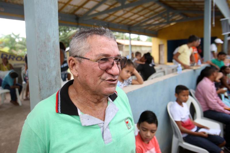 Aos 22 anos, Cláudio Cardoso está desempregado e procura um trabalho para sustentar o filho. Neste domingo (11) ele aproveitou a presença da Caravana Pro Paz no município de Barcarena, distante 15 quilômetros da capital, para retirar seus documentos e até aproveitou para cortar os cabelos. Na segunda-feira (12) pretende sair em busca de um emprego. Ele é um dos mil beneficiados pelos atendimentos feitos na cidade pela Caravana Pro Paz, uma ação do Governo do Pará, que busca garantir o acesso da população mais carente a serviços de atenção às necessidades básicas do cidadão, como atendimentos médicos, exames, vacinação, entre outros, com ações de mobilização em diversas regiões e municípios, a fim de fortalecer a cidadania paraense. “Os documentos e aparências são muito importantes para conseguir um trabalho, por isso estou aproveitando para fazer tudo para na segunda-feira continuar procurando emprego”, comentou Claudio. Ele está separado e quer encontrar um trabalho para sustentar o filho. A Caravana Pro Paz está iniciando os trabalhos em 2018 por Barcarena, nas comunidades de Vila Nova, Bom futuro e Burajuba afetadas pelo transbordamento de rejeitos da Hydro Alunorte, no início deste mês. Os serviços de retirada de documentos (Certidão de Nascimento, RG, Registro Social, ID Jovem), atendimento médico (pediatria, ginecologia e clínica geral), consulta jurídica, exames vacinas e cortes de cabelo foram ofertados em parceria com a Prefeitura do município. Na foto, o motorista Joaquim Barbosa, de 61 anos.
FOTO: IGOR BRANDÃO / AG PARÁ
11.03.2018
BARCARENA - PARÁ <div class='credito_fotos'>Foto: IGOR BRANDÃO / AG. PARÁ | <a href='/midias/2018/originais/f9291a17-49e1-41df-b86c-b4bf24e13ec4.jpg' download><i class='fa-solid fa-download'></i> Download</a></div>