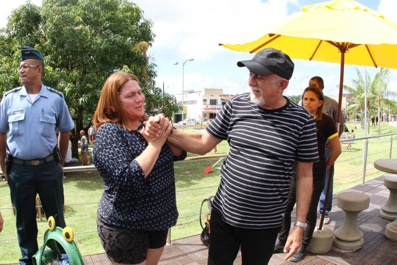 "Agora temos um espaço melhor, mais confortável e seguro para a diversão de nossas crianças e lazer de todos", afirmou Joane Boás, 43 anos. A mãe da pequena Sophia, de 5 anos, comemora ao ver a nova praça da comunidade, no Curió-Utinga, em Belém. O espaço, localizado nas proximidades do Parque Estadual do Utinga, foi entregue oficialmente, neste domingo (01). A cerimônia contou com a presença do governador Simão Jatene (foto), comunidade, entre outras autoridades.
FOTO: CRISTINO MARTINS / AG. PARÁ
DATA: 01.04.2018
BELÉM - PARÁ <div class='credito_fotos'>Foto: Cristino Martins/Ag. Pará | <a href='/midias/2018/originais/f92fa7ad-2843-4c9f-83e9-75fc5be4a7a7.jpg' download><i class='fa-solid fa-download'></i> Download</a></div>
