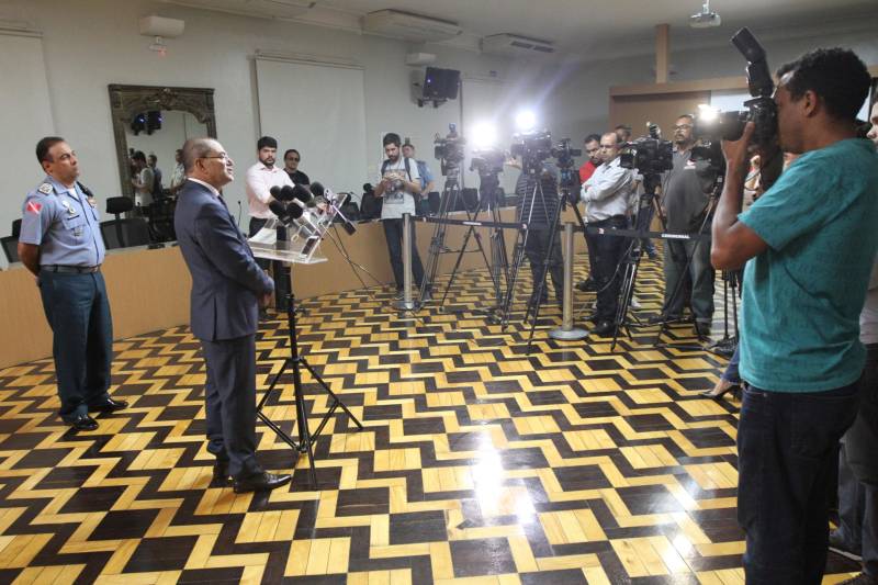 Esforço concentrado, foco definido, inteligência ampliada e força maior, para obter resultados concretos e imediatos. Este é o novo momento da segurança pública no Pará, a partir desta quarta-feira (21), com a apresentação do novo secretário de Estado de Segurança Pública e Defesa Social do Pará, Luiz Fernandes Rocha. Às 16h, logo depois de apresentar o detalhamento de seu plano de ações ao governador Simão Jatene, Luiz Fernandes fala à imprensa em entrevista coletiva à Imprensa, no auditório do Palácio do Governo. O plano de ações é dividido em tópicos, com 10 eixos de enfrentamento do crime, cada um deles com coordenação própria, sem prejuízo do trabalho integrado. Dentre esses eixos, será intensificado o combate a toda modalidade de roubos, assaltos, homicídios, violência contra a mulher e tráfico de drogas, ocorrências que mais incomodam a população.
FOTO: CRISTINO MARTINS / AG. PARÁ
DATA: 21.02.2018
BELÉM - PARÁ <div class='credito_fotos'>Foto: Cristino Martins/Ag. Pará | <a href='/midias/2018/originais/f937f5c8-c934-422c-958c-29255344961c.jpg' download><i class='fa-solid fa-download'></i> Download</a></div>