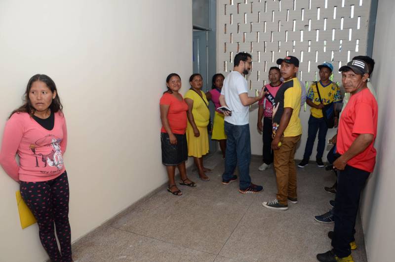 A Secretaria de Estado de Educação (Seduc), em parceria com a Secretaria Municipal de Educação de Belém (Semec), inaugurou nesta quarta-feira (19) um espaço dentro da Escola Estadual de Ensino Fundamental e Médio Marechal Cordeiro de Farias, na capital paraense, para escolarização de refugiados indígenas da etnia Warao, da Venezuela. Desde o início de 2018, as autoridades estaduais e municipais vêm desenvolvendo projetos para viabilizar o atendimento aos indígenas refugiados, incluindo ações na área de educação. Daí a criação de um espaço para atender todas as famílias Warao. A Semec será responsável pela educação infantil, que atenderá cerca de 80 crianças. A Seduc vai atender a Educação de Jovens e Adultos (EJA). Hoje, já estão matriculados 150 indígenas.

FOTO: FERNANDO NOBRE / ASCOM SEDUC
DATA: 19.12.2018
BELÉM - PARÁ <div class='credito_fotos'>Foto: FERNANDO NOBRE/ASCOM SEDUC   |   <a href='/midias/2018/originais/f941b9ca-5b9b-4811-a5e1-3d04208316bc.jpg' download><i class='fa-solid fa-download'></i> Download</a></div>