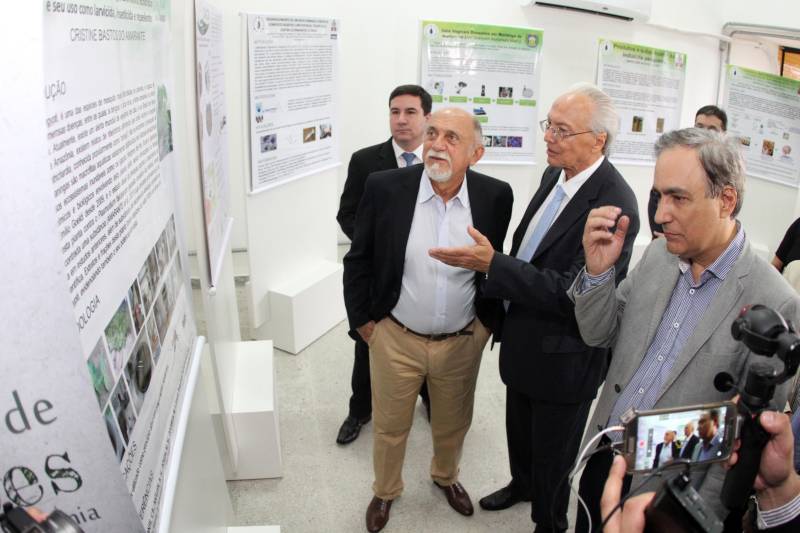 O Parque de Ciência e Tecnologia Guamá (PCT Guamá), em Belém, ganhou um novo prédio para solidificação das ações de incremento ao desenvolvimento socioeconômico do Estado, o Espaço Empreendedor. A cerimônia de inauguração, na quarta-feira (07), foi conduzida pelo governador Simão Jatene e o titular da Secretaria de Estado de Ciência, Tecnologia e Educação Profissional e Tecnológica (Sectet), Alex Fiúza de Mello.
FOTO: CRISTINO MARTINS / AG. PARÁ
DATA: 07.03.2018
BELÉM - PARÁ <div class='credito_fotos'>Foto: Cristino Martins/Ag. Pará | <a href='/midias/2018/originais/f94976d7-b664-4a1d-8de8-915a2995da08.jpg' download><i class='fa-solid fa-download'></i> Download</a></div>