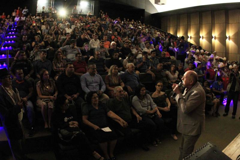 Ao som da Marujada, das ladainhas e do retumbão, o Governo do Estado inaugurou na noite de sábado, 15, o Liceu de Música de Bragança. A entrega do liceu e do teatro que compõe o projeto elaborado pela Secretaria de Estado de Cultura  (Secult)  aconteceu no clima da Marujada, festa folclórico-religiosa que começa neste domingo, 16.

FOTO: RODOLFO OLIVEIRA / AG. PARÁ
DATA: 16.12.2018
BRAGANÇA - PARÁ <div class='credito_fotos'>Foto: Rodolfo Oliveira/Ag. Pará   |   <a href='/midias/2018/originais/f949cba4-20a7-42f0-9562-b4da9e244c0f.jpg' download><i class='fa-solid fa-download'></i> Download</a></div>