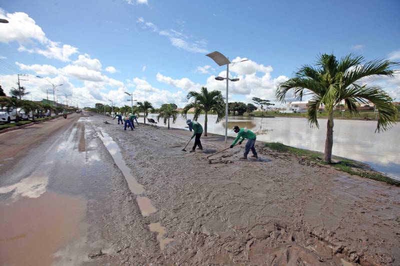 O Governador do Pará, Simão Jatene, esteve durante esta sexta-feira (13) no município de Paragominas. Além de visitar as áreas afetadas pela enxurrada que ocorreu na madrugada da quinta-feira (12), ele conversou com moradores atingidos, reuniu com autoridades municipais, secretários de estado, com o Corpo de Bombeiros e a Defesa Civil para traçar as metas e ações a serem cumpridas para restabelecer a normalidade na cidade. A forte enxurrada, que durou toda a madrugada, alagou cerca de 40% da cidade e atingiu 350 famílias. Até o momento, 13 locais foram adequados para funcionar como abrigo, entre escolas, associações, ginásios, entre outros, para receber desabrigados e desalojados.

FOTO: SIDNEY OLIVEIRA / AG. PARÁ
DATA: 13.04.2018
PARAGOMINAS - PARÁ <div class='credito_fotos'>Foto: Sidney Oliveira/Ag. Pará   |   <a href='/midias/2018/originais/f9520693-5919-4681-bfb5-c2d6238f5fca.jpg' download><i class='fa-solid fa-download'></i> Download</a></div>