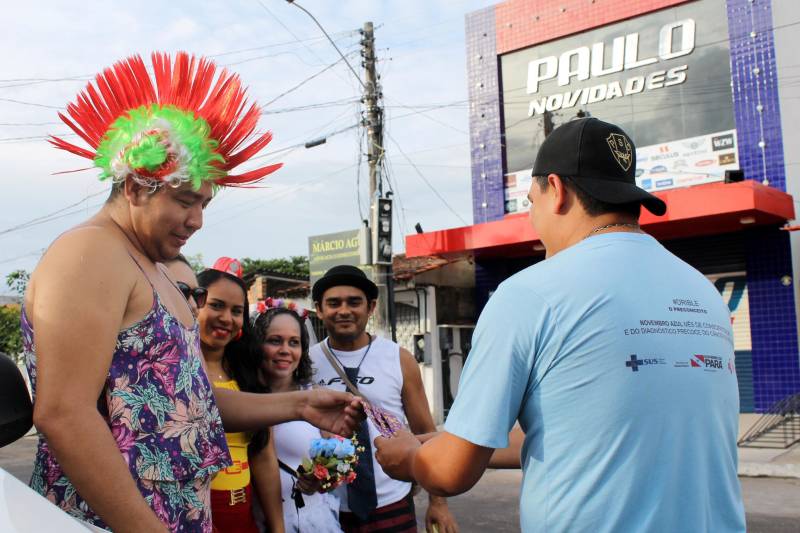 Durante todo o feriado de Carnaval, equipes da Secretaria de Estado de Saúde Publica (Sespa) percorreram diversos municípios paraenses para levar ações de saúde e prevenção aos principais pontos de concentração de foliões. Os técnicos distribuíram preservativos masculinos e femininos, orientaram os brincantes sobre as Infecções Sexualmente Transmissíveis (IST) e também sobre o combate ao Aedes aegipty, mosquito causador da dengue, zika e chikungunya.
FOTO: EDNA LIMA / ASCOM SESPA
DATA: 13.02.2018
BARCARENA - PARÁ <div class='credito_fotos'>Foto: Edna Lima / Ascom Sespa | <a href='/midias/2018/originais/f9556427-a4cf-4668-a680-00c4c99b60ee.jpg' download><i class='fa-solid fa-download'></i> Download</a></div>