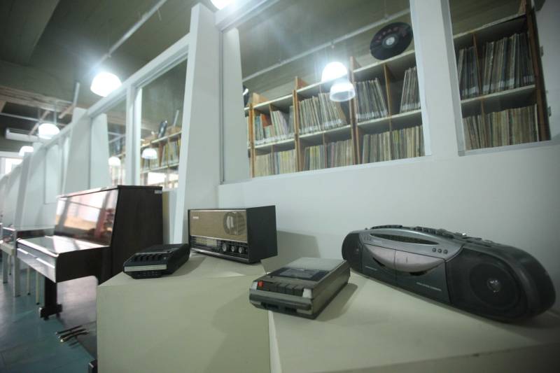 Ao entrar na Biblioteca Arthur Viana, localizada no Centro Cultural e Turístico Tancredo Neves (Centur), é possível visualizar e sentir as diferenças logo ao chegar. O espaço, que desde 2015 passava por reformas, está completamente pronto para sua reinauguração, que deve acontecer já na próxima semana. Iluminação adequada, climatização renovada, mudança de estantes e outros móveis que contribuíram para a ampliação do espaço, além de um verdadeiro upgrade em diversos espaços de convivência, serviços e estudos, trouxeram novos ares a centenária biblioteca.
FOTO: THIAGO GOMES / AG. PARÁ
DATA: 27.04.2018
BELÉM - PARÁ <div class='credito_fotos'>Foto: Thiago Gomes /Ag. Pará | <a href='/midias/2018/originais/f9586d05-0afb-4d37-a068-d955d1991818.jpg' download><i class='fa-solid fa-download'></i> Download</a></div>