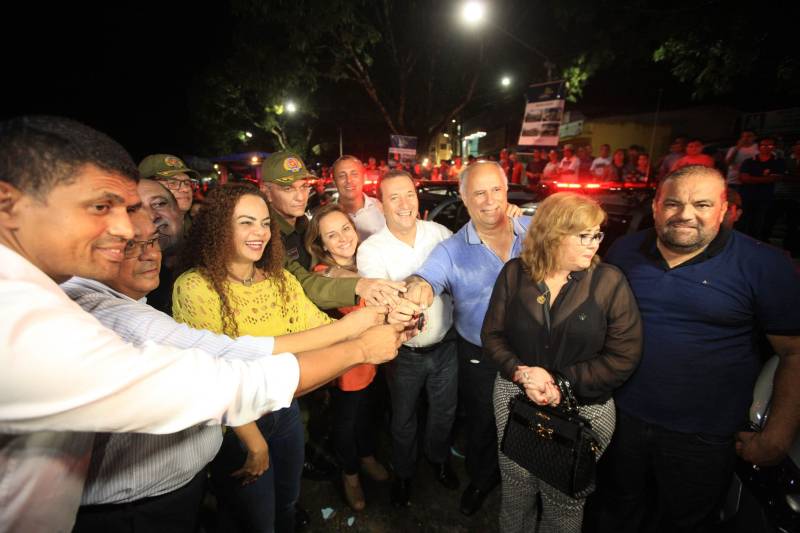 O Governo do Pará garante mais investimentos em segurança, infraestrutura e regularização fundiária ao município de Capanema, no nordeste paraense. Na noite desta segunda-feira (4) foram entregues novas viaturas para a Polícia Militar (foto) e assinados convênios e ordens de serviço para novas obras na cidade.

FOTO: MÁCIO FERREIRA / AG. PARÁ
DATA: 04.06.2018
CAPANEMA - PARÁ <div class='credito_fotos'>Foto: MÁCIO FERREIRA/ AG. PARÁ   |   <a href='/midias/2018/originais/f958f124-24f9-4ef1-acae-7571179b5fd1.jpg' download><i class='fa-solid fa-download'></i> Download</a></div>